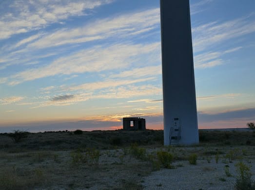 Aerogenerador en el paramo rayando con Torquemada.
