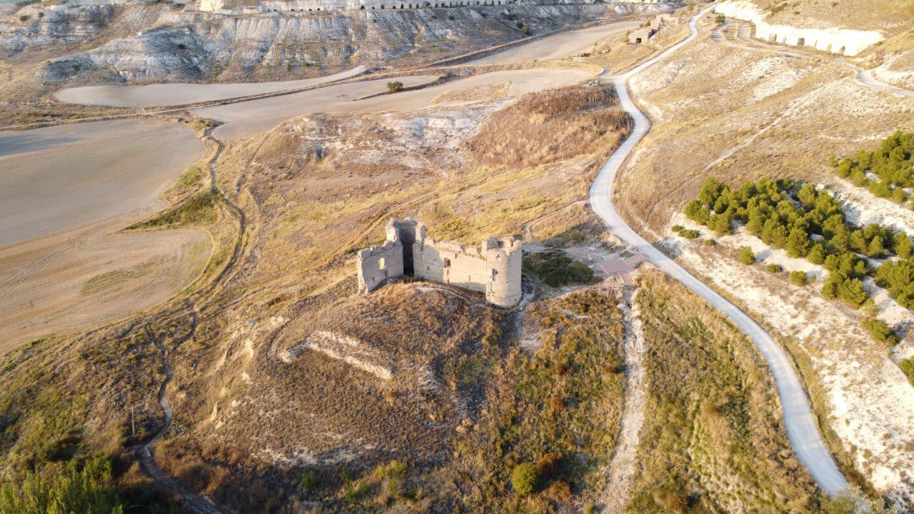 Se trata de una construcción del siglo XVI, levantada sobre un edificio anterior, realizada con sólida piedra de sillería. En el exterior presenta una imposta a la altura
            del primer piso, grandes ventanas, troneras de buzón y un remate de grandes merlones, característico de fortalezas artilleras.